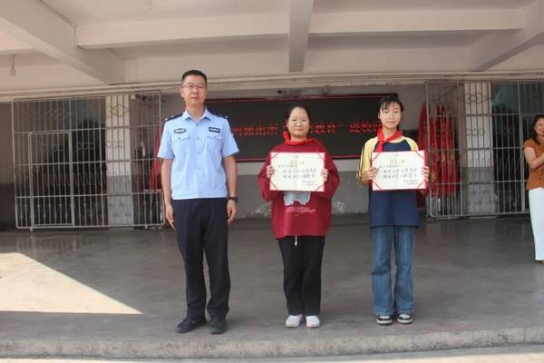 小学生拾金不昧 民警进校园颁发尊龙凯时平台入口的荣誉证书(图1)